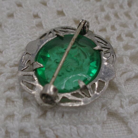 Vintage Art Deco Filigree GREEN GLASS INTAGLIO Small Brooch - Picture 6 of 6